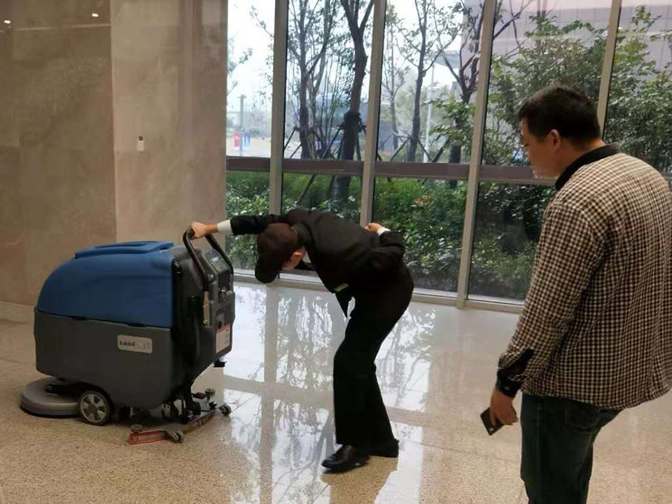 西安如家酒店為地面清潔選購(gòu)了全自動(dòng)洗地機(jī)