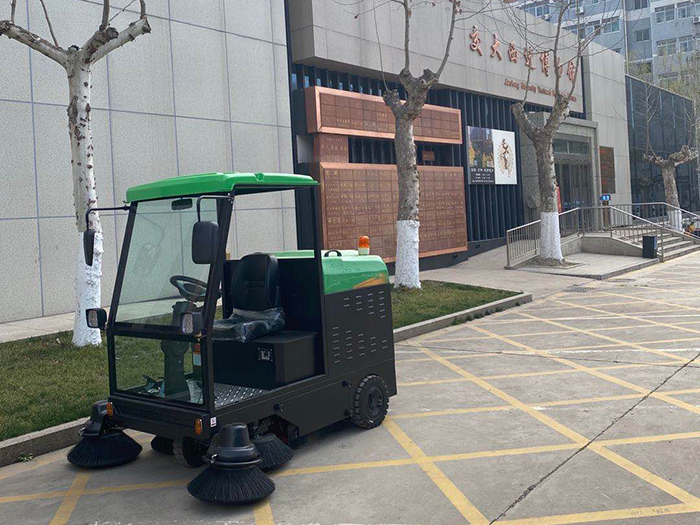 西安交大采購了掃地機(jī)與廚余垃圾車助力校園清潔