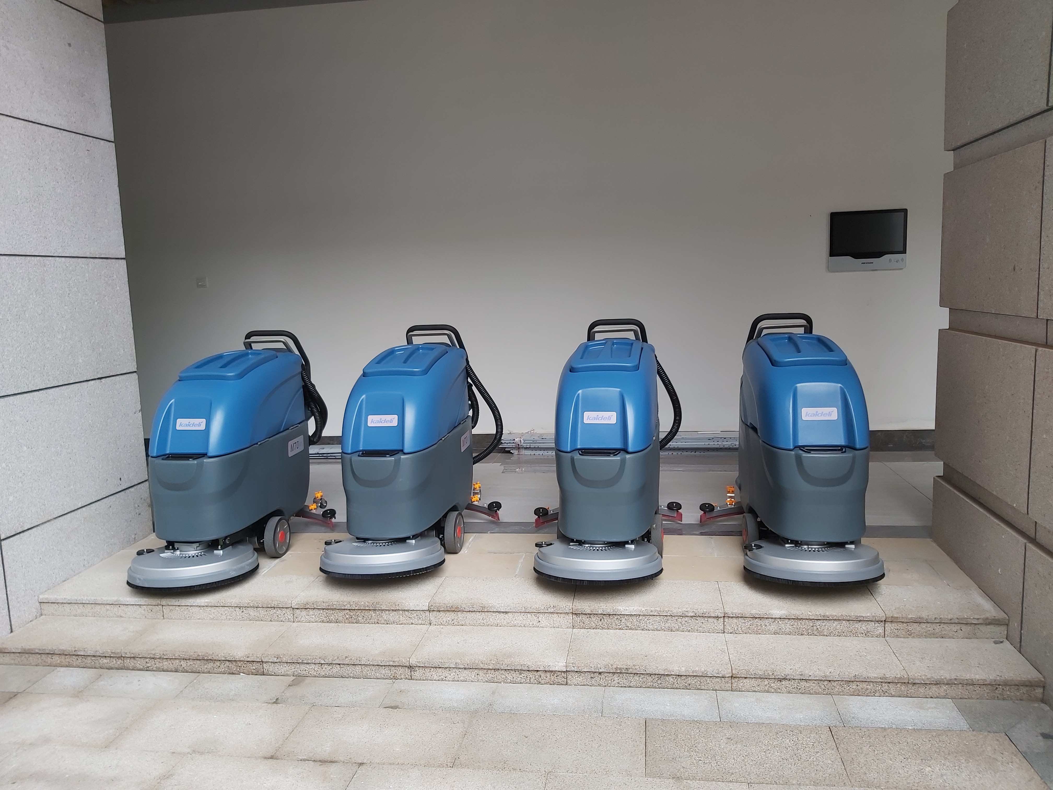 如何正確選擇洗地機(jī)掃地機(jī)廠家