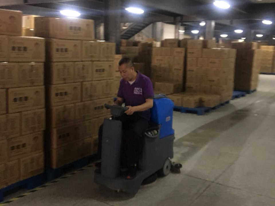 工廠地面清污使用洗地機高效便捷