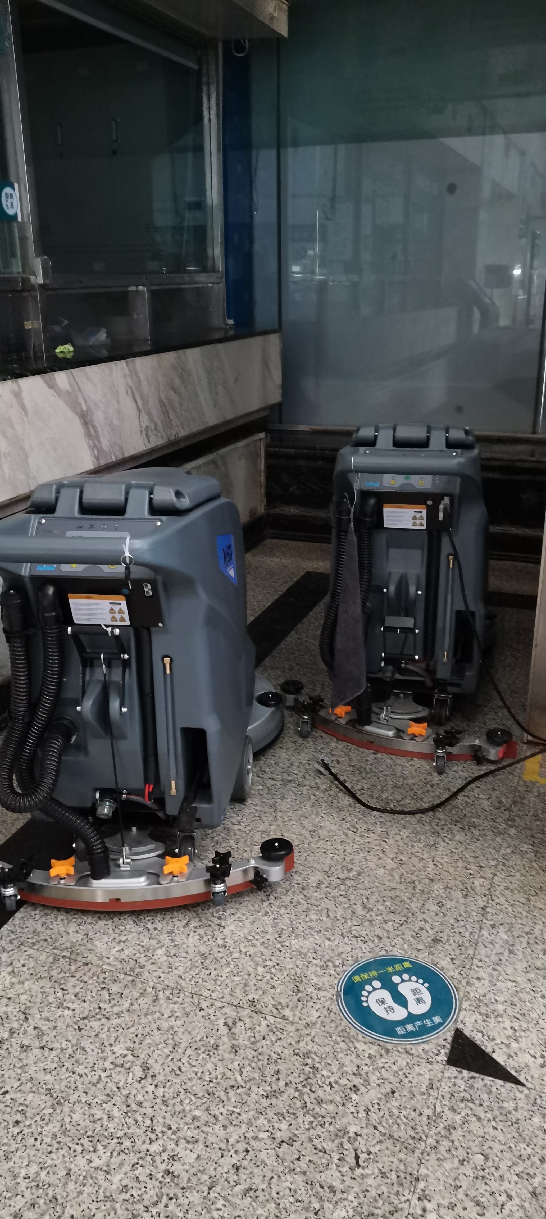 西安市中心醫(yī)院采購洗地機(jī)選擇了高樂美公司