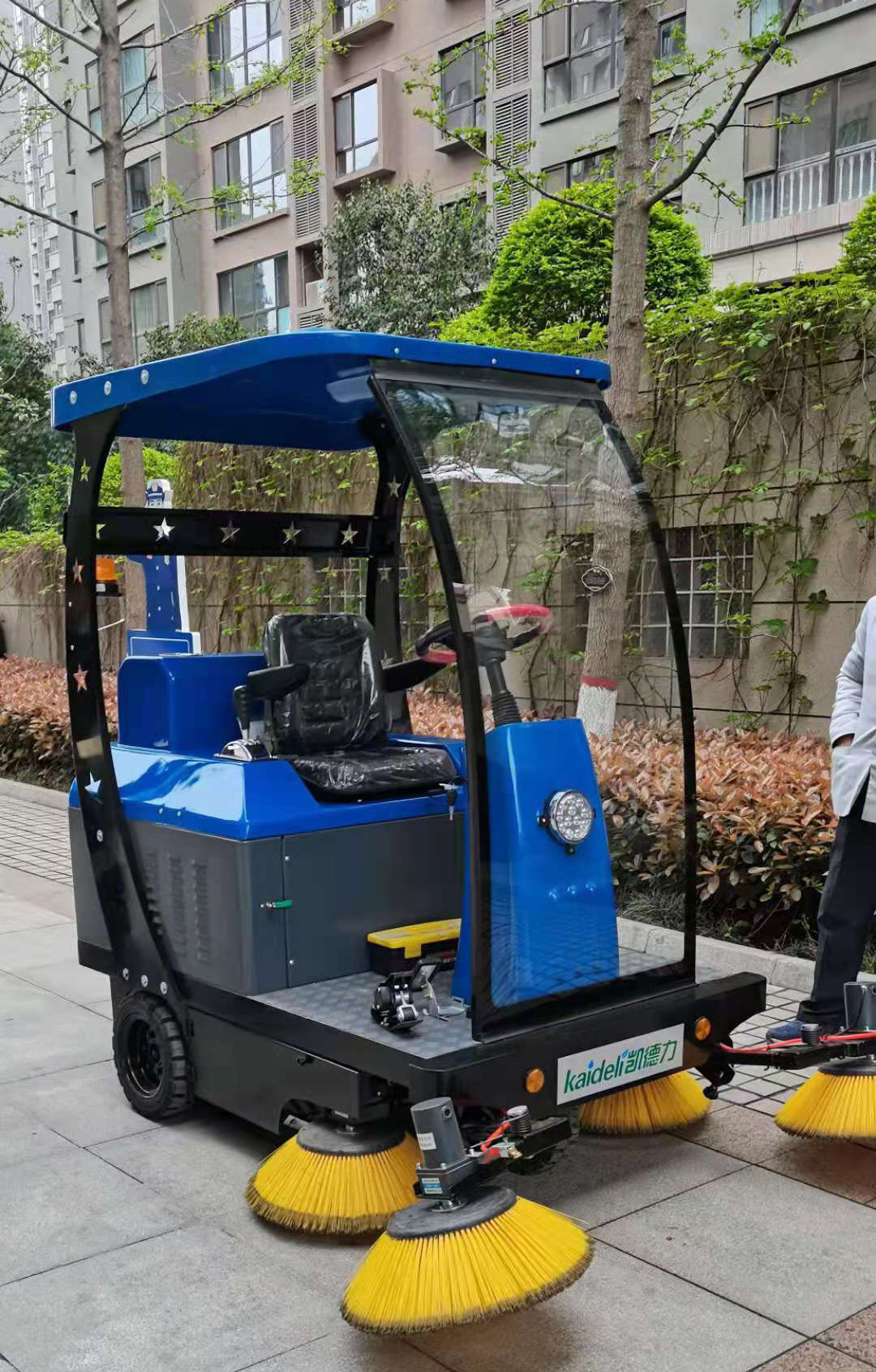 采購電動駕駛式掃地機(jī)選擇高樂美