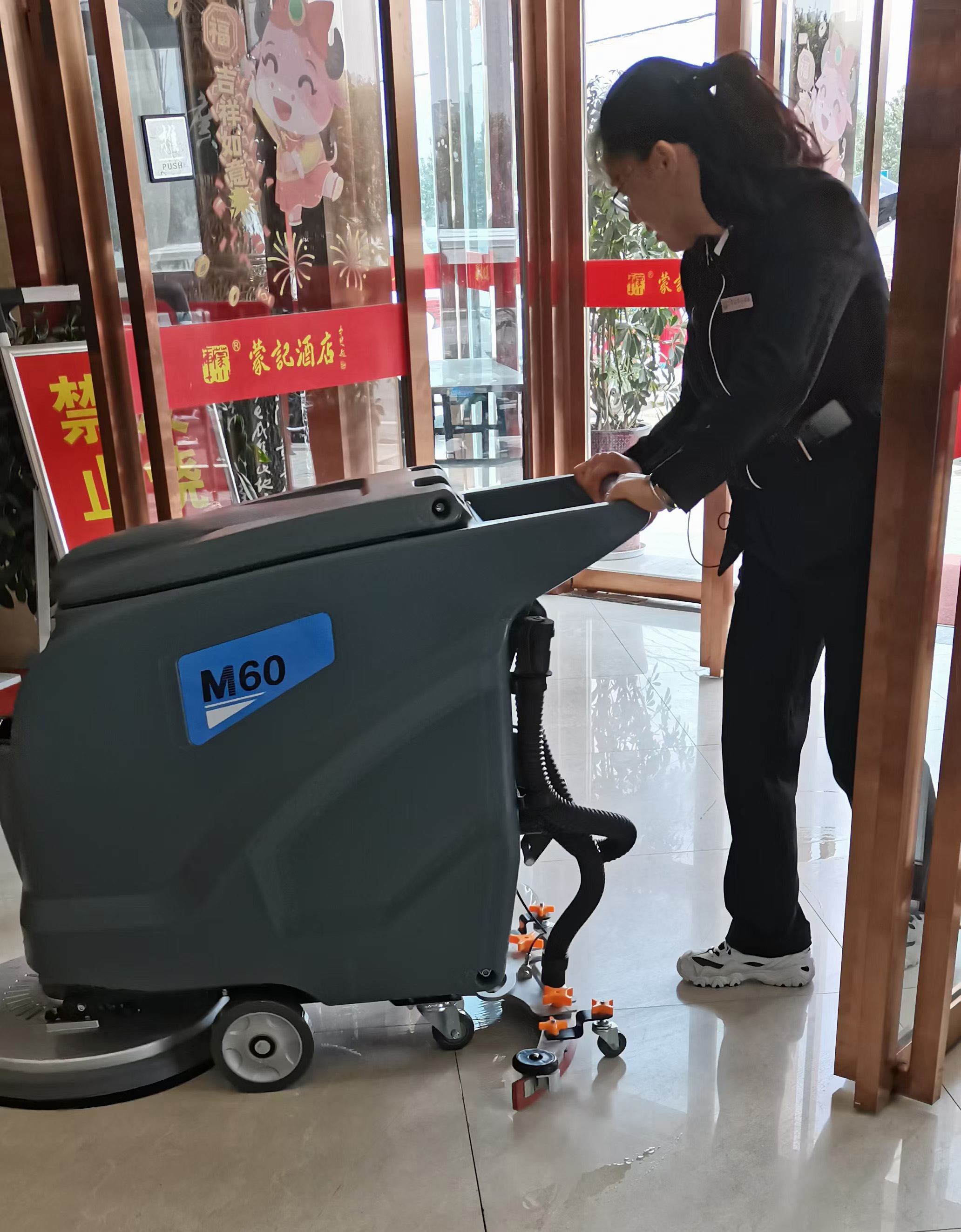 西安蒙記酒店餐廳采購(gòu)洗地機(jī)選擇了高樂(lè)美公司