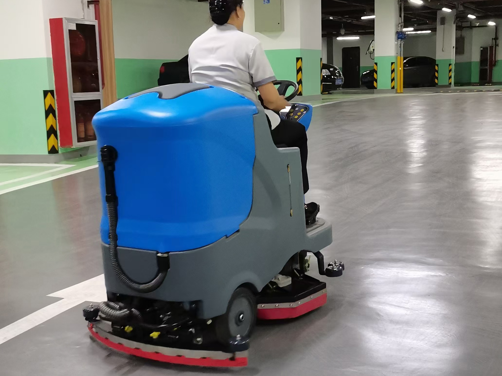 寫字樓停車場采購全自動洗地機選擇了西安高樂美